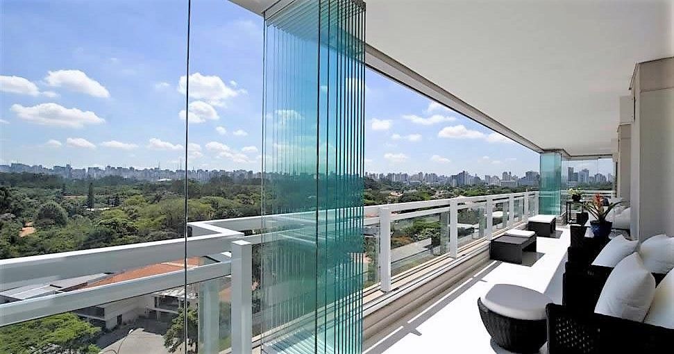 Envidraçamento de sacada com vista panorâmica de Curitiba